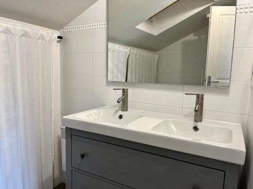 Phòng tắm tại Appartement T3 neuf à Urrugne, proche frontière, commerces et plage, stationnement gratuit. - FR-1-239-931