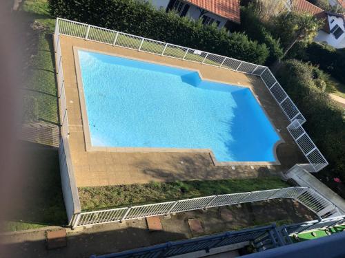 - une vue sur la grande piscine dans l'établissement Appartement avec Terrasse et Piscine à Guéthary, Proche Plages - FR-1-239-604, à Guéthary