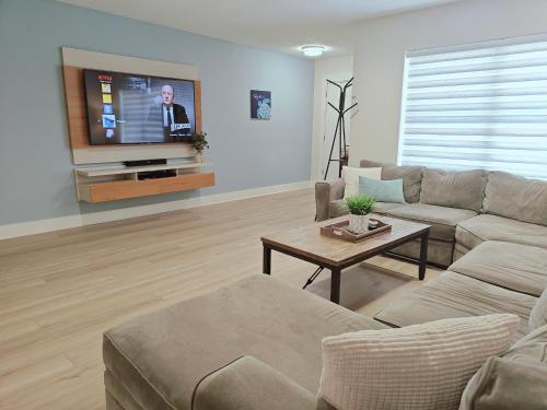 ベニスにあるFlamingo by the Sea Cozy Spacious Modern 5 min to Beach Video Tour Sleep up to 10のソファとテレビのあるリビングルーム