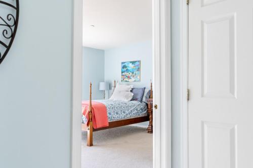a bedroom with a bed and a painting at Spacious 4BR Home Pools Bikes Balcony in Berlin