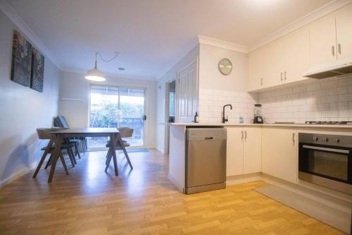 Η κουζίνα ή μικρή κουζίνα στο Cosmo Place - Pet Friendly With Private Yard