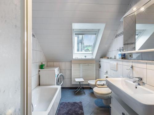 Vannituba majutusasutuses Wohnung in Eslohe am SauerlandRing, cleaning included