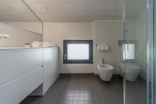 a bathroom with a tub and a toilet and a sink at Residenza Decimina in Varenna