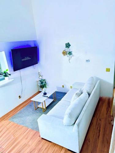 TV a/nebo společenská místnost v ubytování Cozy 2BR in Chinatown 1mil strip