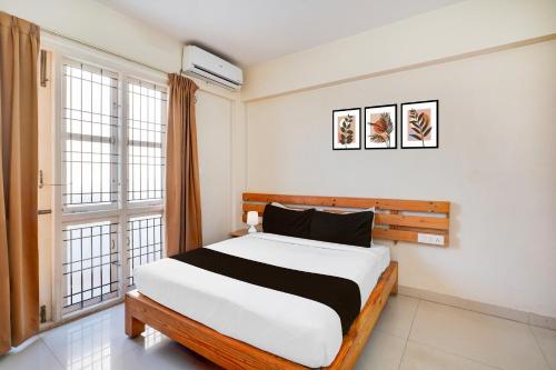 um quarto com uma cama e uma janela grande em Super Collection O Kalyan Nagar Formerly Prime Square em Bangalore