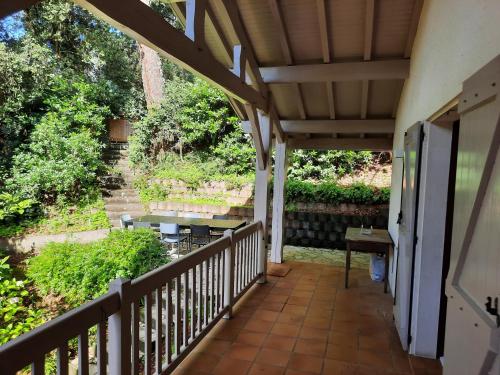 - une terrasse couverte avec un auvent, une table et des chaises dans l'établissement Maison spacieuse proche du lac d'Hossegor avec jardin, terrasse ensoleillée et studio indépendant - FR-1-239-690, à Soorts-Hossegor