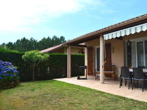 Photo de la galerie de l'établissement Maison calme avec accès piscine et grand jardin à Capbreton - FR-1-239-942, à Capbreton