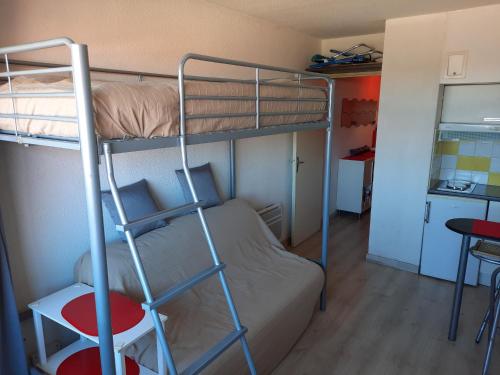 une chambre avec un lit superposé avec une échelle dans l'établissement Studio confortable à 2 min de la plage, Seignosse, pour 3 pers. - FR-1-239-900, à Seignosse
