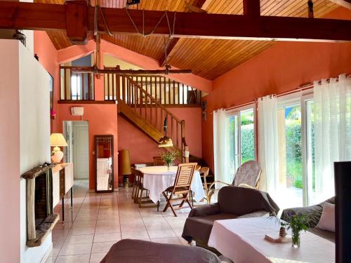 un salon avec un canapé et une table dans l'établissement Maison de charme avec jardin, 9 couchages, Capbreton - FR-1-239-1035, à Capbreton