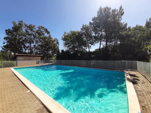 une piscine entourée d'une clôture dans l'établissement Villa rénovée avec piscine, pétanque, à 2 pas des plages de Capbreton, idéale pour vacances familiales - FR-1-239-1055, à Capbreton