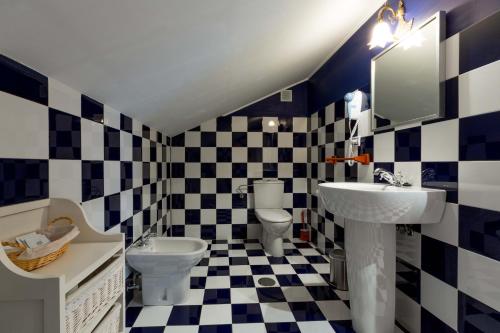 un baño con lavabo e inodoro en La Casona de la Roza, en Valbucar