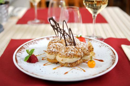 Gallery image of Le Lion d'Or - Logis Hotels - Hotel 2 étoiles et restaurant in Ingrandes