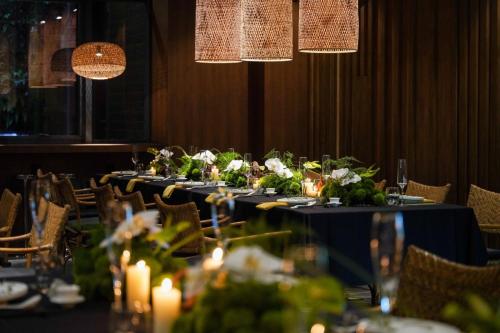 a table set up for a banquet with candles and flowers at 青城山坐忘森林疗愈酒店 in Dujiangyan