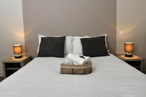 een slaapkamer met een bed met twee lampen aan beide zijden bij Le Lion d'Or in Ingrandes