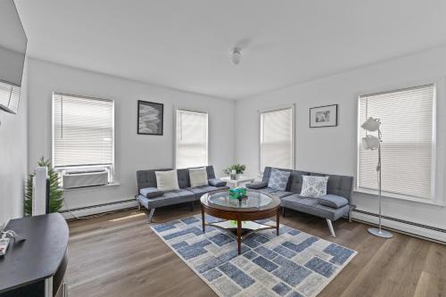 Χώρος καθιστικού στο 17-19Cozy&Spacious 6BR home in Malden with window AC and free parking