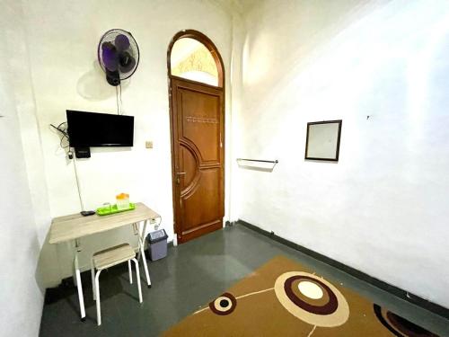a room with a table and a door at Yani Guesthouse in Bukittinggi