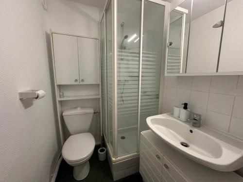 une salle de bain avec toilettes, douche et lavabo dans l'établissement Le Barcarès T2 en RDC, 4 Pers, Accès Direct Plage, Animaux OK - FR-1-799-55, au Barcarès