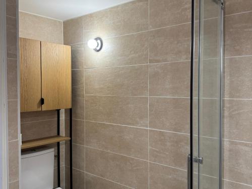 une douche avec une porte vitrée dans une salle de bain dans l'établissement Maison plain-pied à Argelès-sur-Mer avec garage, proche transports et commerces - FR-1-732-87, à Argelès-sur-Mer