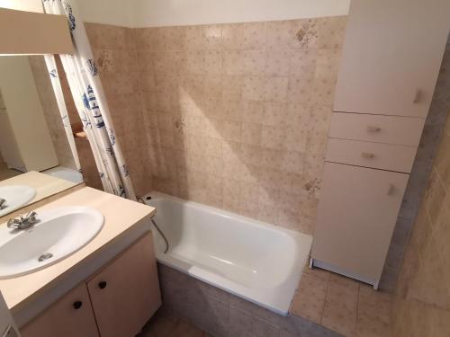 une salle de bain avec un lavabo et une baignoire dans l'établissement Appartement spacieux 6 pers, centre ville Valras-Plage, à 10m de la plage - FR-1-781-67, à Valras-Plage