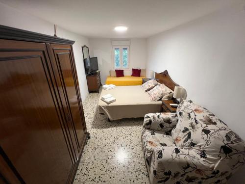 a living room with a couch and a bed at Casa Chao in Estopiñán