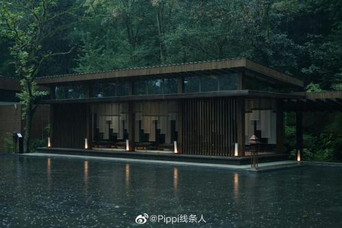 a building sitting on top of a flooded street at 青城山坐忘森林疗愈酒店 in Dujiangyan