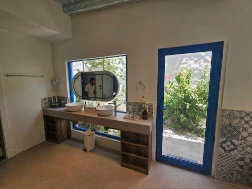 a bathroom with a vanity with a mirror and a mirror at شاليهات كريستال فيوز in Quai