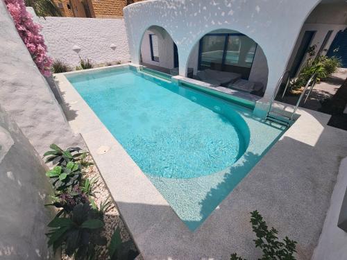 a swimming pool in the middle of a house at شاليهات كريستال فيوز in Quai