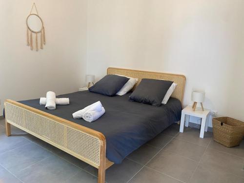 un lit avec deux oreillers dessus dans une chambre dans l'établissement la maison dans la prairie fleurie gite bleuet, à Saint-Avit-Sénieur