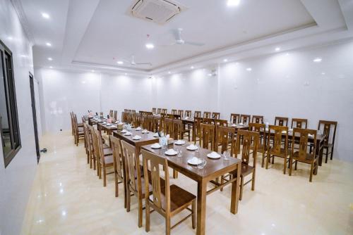 a large room with a long table and chairs at Hiếu Thảo Hotel & Restaurant Sầm Sơn in Sầm Sơn
