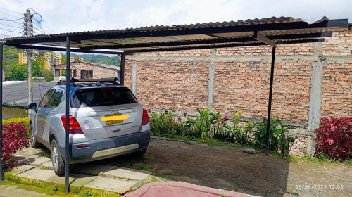 a car parked in front of a brick building at Acogedor Apartamento en zona turistica de Popayán in Popayan