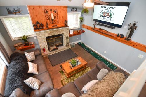 a living room with a couch and a television at Bool Bear Lodge a pet friendly Pocono Vacation Home in Tobyhanna