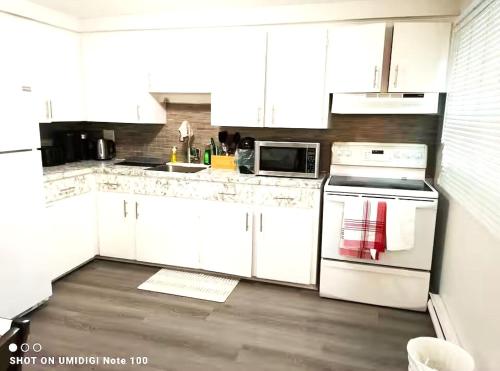 Una cocina o zona de cocina en Executive room in a cozy Apt
