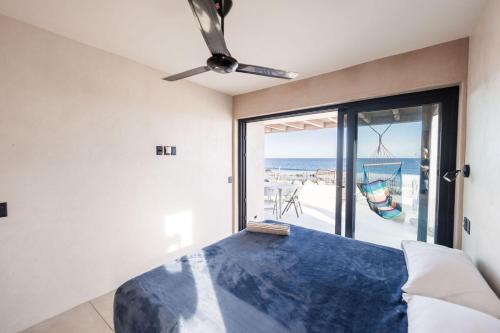 Ένα ή περισσότερα κρεβάτια σε δωμάτιο στο Two-bedroom waterfront villa