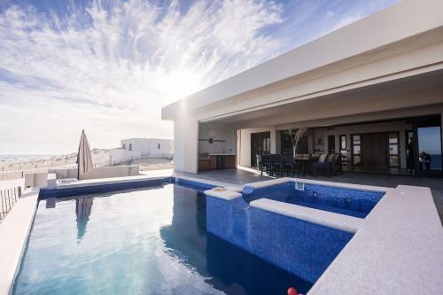 Πισίνα στο ή κοντά στο Two-bedroom waterfront villa
