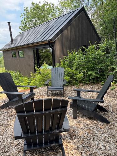 a group of chairs and a bench and a shed at Inarden Yellowstone Cabin in Durbuy