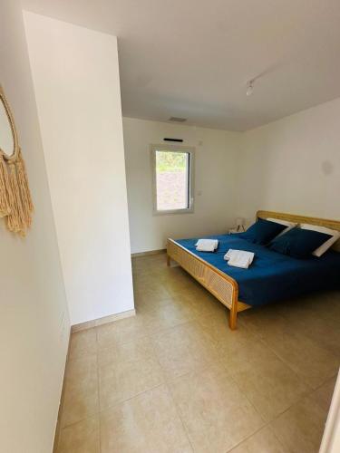 - une chambre avec un lit bleu dans l'établissement La maison dans la prairie gîte marguerite, à Saint-Avit-Sénieur