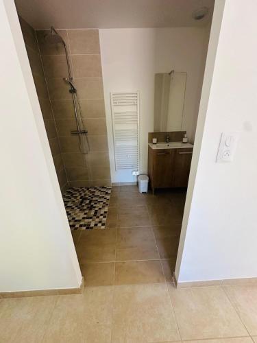 une salle de bain avec douche et lavabo dans l'établissement La maison dans la prairie gîte marguerite, à Saint-Avit-Sénieur