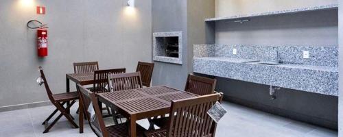 a restaurant with a table and chairs and a sink at MV 135A Studio 135, com AR Condicionado a 50 mts do METRÔ Brás Rua Coronel Mursa, 56 in Sao Paulo