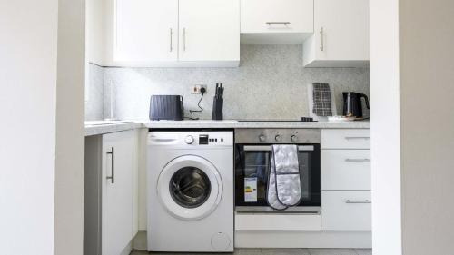 Køkken eller tekøkken på 2 BDR House By Caledonia Luxe Stays Short Lets & Serviced Accommodation Glasgow