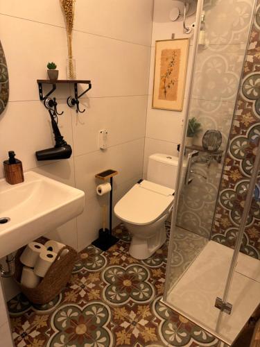 Koupelna v ubytování Urban Hideaway Cozy Loft, Green Courtyard and AC