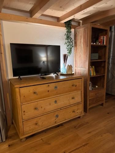 TV a/nebo společenská místnost v ubytování Urban Hideaway Cozy Loft, Green Courtyard and AC