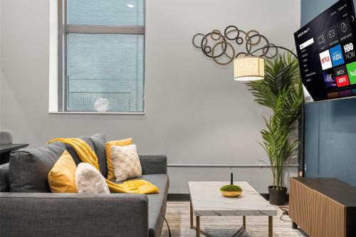 Μια τηλεόραση ή/και κέντρο ψυχαγωγίας στο CozySuites Modern 1BR in Downtown Pitts #2