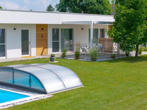 Bazén v ubytování Studio 777 Apartments nebo v jeho okolí