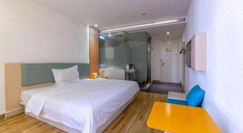 Ένα ή περισσότερα κρεβάτια σε δωμάτιο στο 7 Days Inn Huizhou Danshui Yi Center