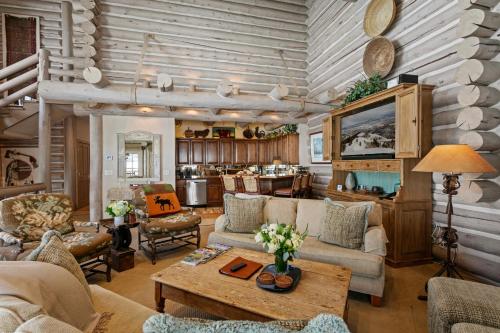 een woonkamer met een bank en een tafel bij Pine Inn At Trail's End - Three Bedroom W Spa #6 in Park City