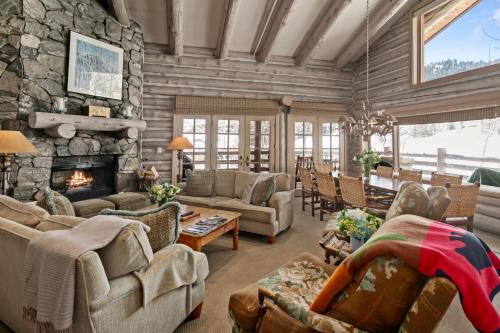 een woonkamer met meubels en een stenen open haard bij Pine Inn At Trail's End - Three Bedroom W Spa #6 in Park City
