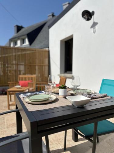 une table avec des assiettes et de la vaisselle en haut dans l'établissement La source, à Plouhinec