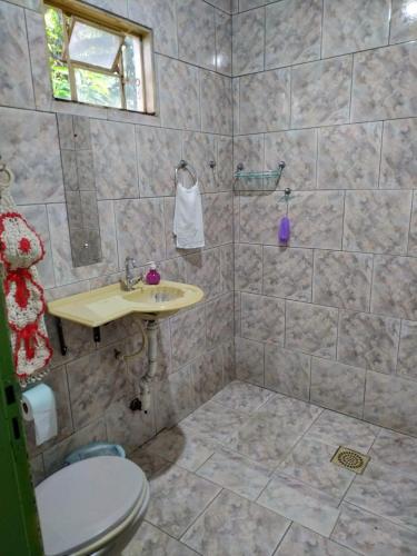 a bathroom with a toilet and a sink at Espaço Sinara in Jaraguá