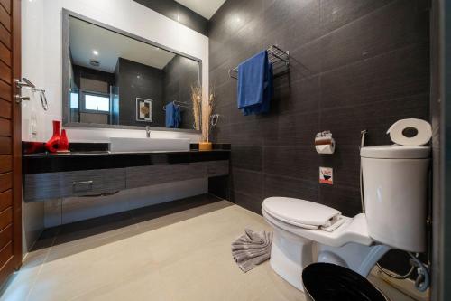 Koupelna v ubytování Tropical Bliss, Magnificent 2BR Villa Isawan with Saltwater Pool, Rawai