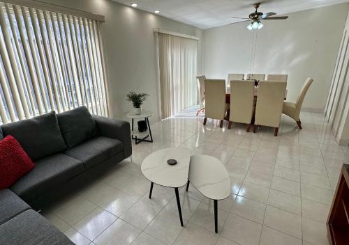 a living room with a couch and a table at Casa completa, Hosp Angeles, Tec Mty y Facturamos in Torreón